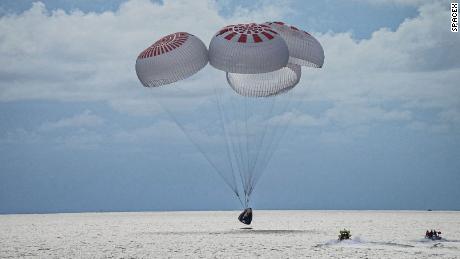 SpaceX только что привезла свой первый экипаж космических туристов.  Вот что дальше