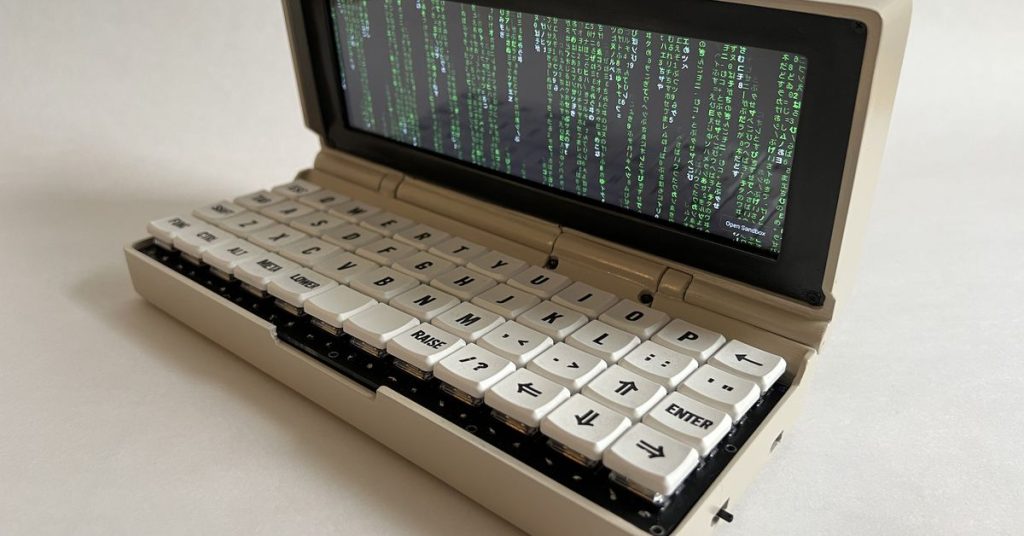 Penkesu — портативный компьютер ручной работы с механической клавиатурой.