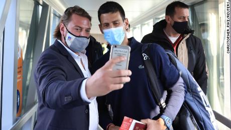 Мужчина делает селфи с Джоковичем по прибытии в аэропорт Никола Тесла в Белграде, Сербия.