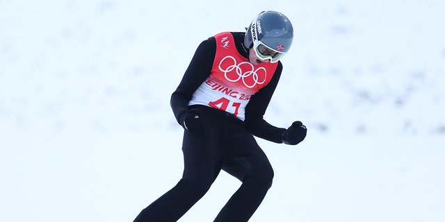 Ярл Магнус Ребер из сборной Норвегии празднует победу во время соревнований по прыжкам с трамплина на холме Гундерсен в одиночном разряде/10 км в 11-й день зимних Олимпийских игр 2022 года в Пекине в Национальном центре беговых лыж 15 февраля 2022 года в Чжанцзякоу, Китай. 