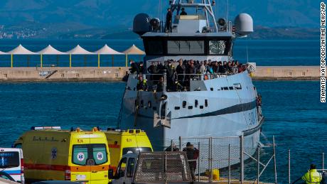На Корфу прибыло итальянское судно таможенного досмотра Monte Speroni с эвакуированными с парома пассажирами.