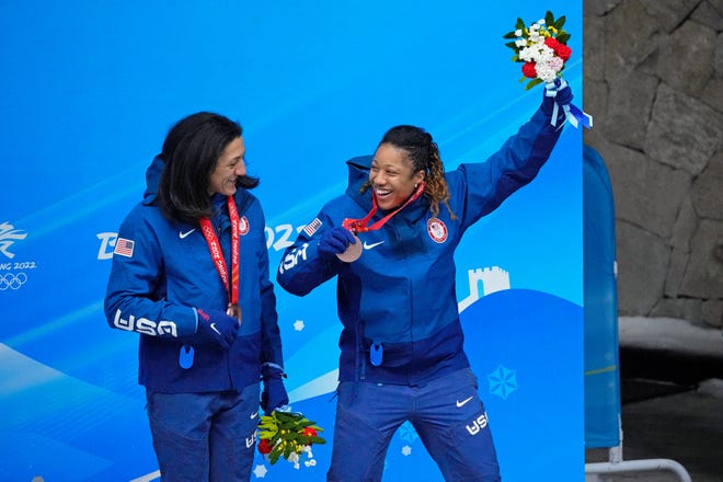Илана Майерс Тейлор и Сильвия Хоффман празднуют бронзовую медаль в бобслее для двоих на Олимпийских играх в Пекине в горнолыжном центре Яньцин.