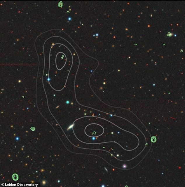 Альционей (на фото) был идентифицирован как гигантская радиогалактика, содержащая галактику-хозяина, а также массивные джеты и доли, извергающиеся из ее центра.