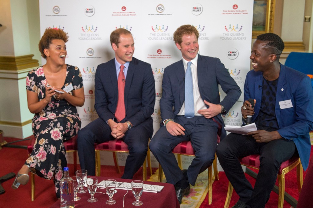 Джемма Кирни, принц Уильям, герцог Кембриджский, принц Гарри и Джамал Эдвардс во время запуска программы молодых лидеров королевы в Букингемском дворце 9 июля 2014 года в Лондоне, Англия. 