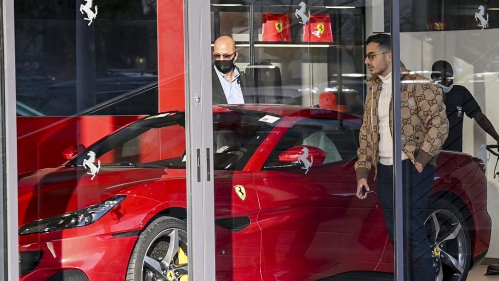 «Мошенник из Tinder» Саймон Леваев покупает Ferrari в Тель-Авиве
