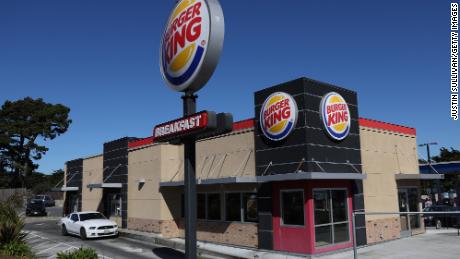 Такие рестораны, как Burger King, инвестируют в больше автомобилей. 