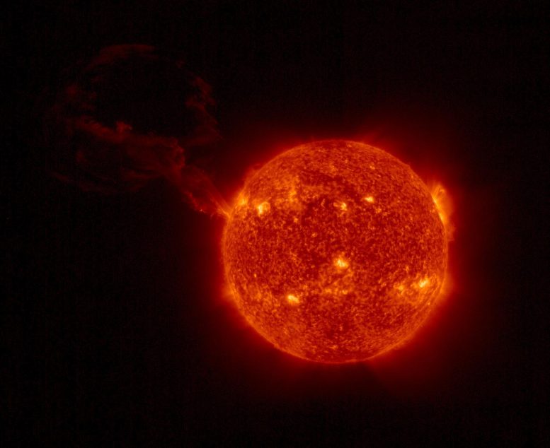 Солнечный орбитальный аппарат заснял гигантский солнечный взрыв