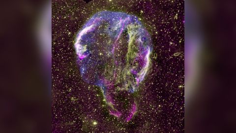 Показано радио (фиолетовое), ультрафиолетовое (желтое) и рентгеновское (синее) изображение остатка сверхновой Млечного Пути. 
