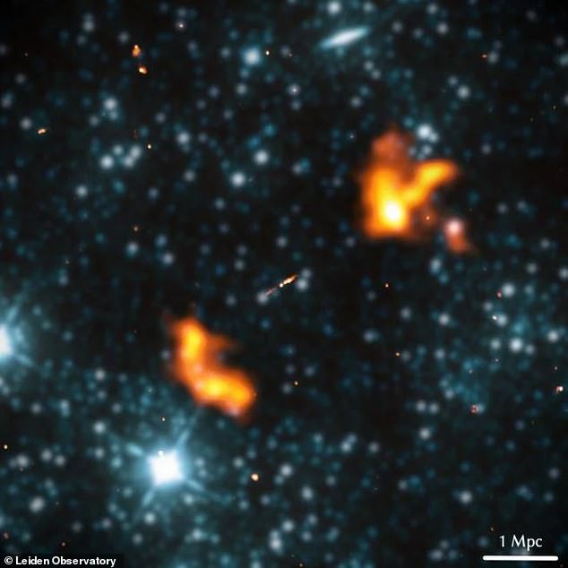Астрономы обнаружили самую большую из известных галактик — в 153 раза больше нашего Млечного Пути.  Галактика под названием Альционей (на фото) находится примерно в 3 миллиардах световых лет от Земли и имеет длину около 16,3 миллиона световых лет.
