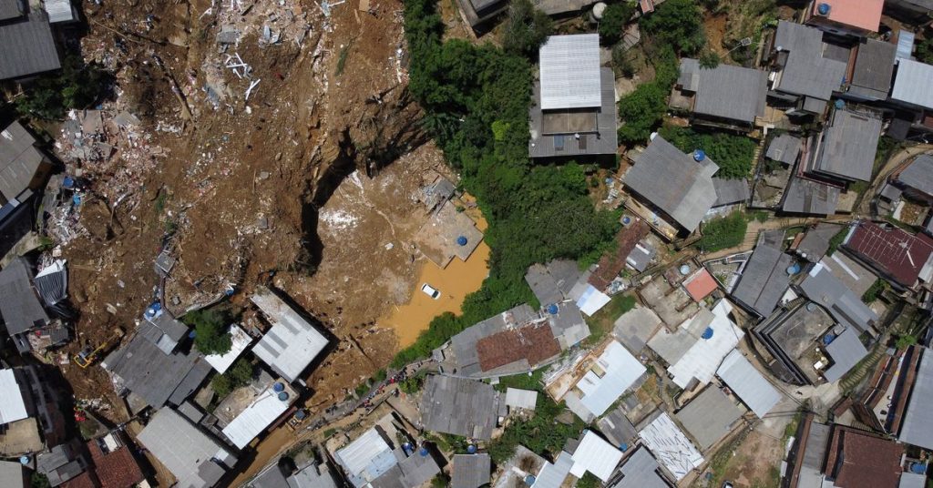 Оползни и наводнения унесли жизни по меньшей мере 117 человек в бразильском Петрополисе.
