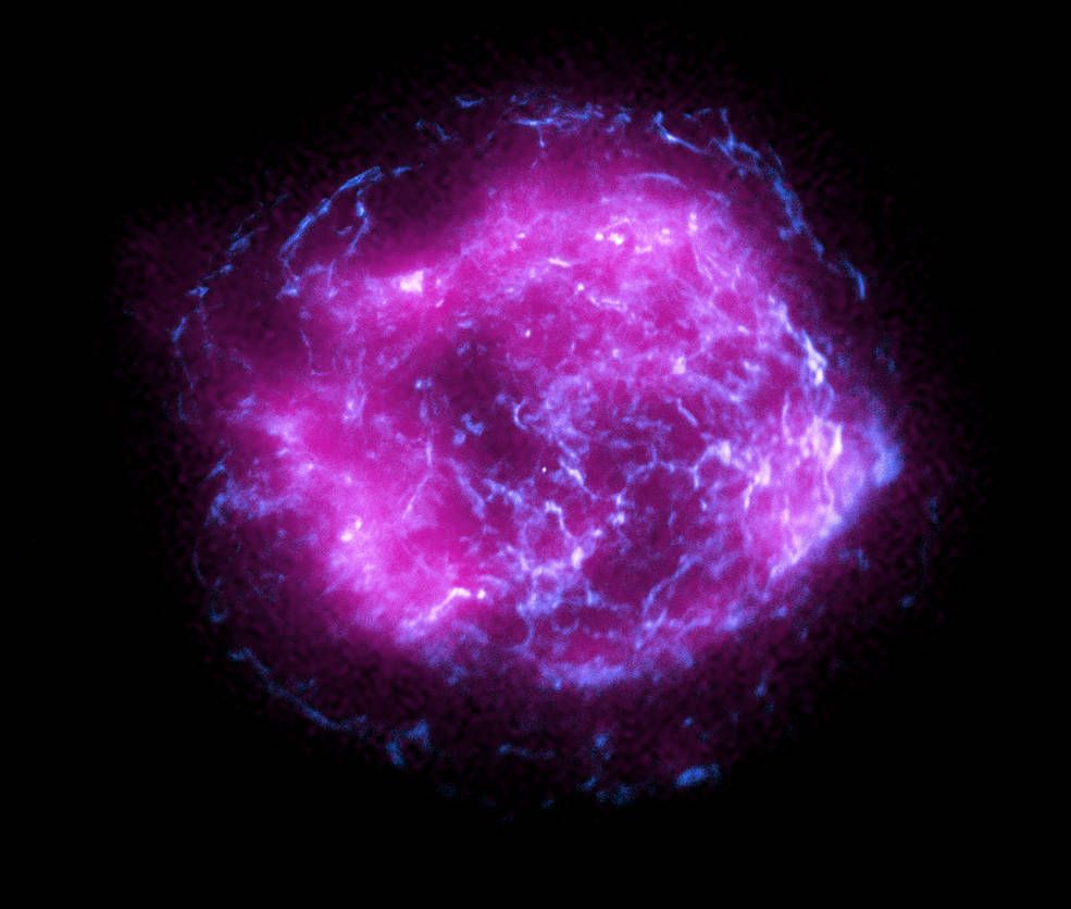Первое изображение с нового рентгеновского телескопа НАСА IXPE выглядит как шар фиолетовой молнии.