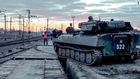 На этом изображении, взятом из видео, предоставленного Минобороны России во вторник, российская бронетехника загружается на железнодорожные платформы после окончания военных учений. 