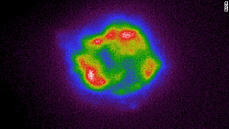 Это изображение IXPE определяет интенсивность рентгеновских лучей, исходящих от Кассиопеи А. Цвета, включая холодный фиолетовый, синий, красный и белый, соответствуют повышенной яркости рентгеновских лучей. 