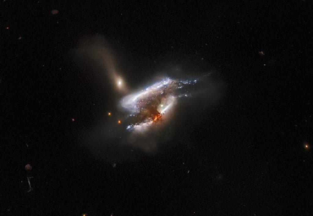 Три галактики разрывают друг друга на части на этом потрясающем новом изображении телескопа Хаббл