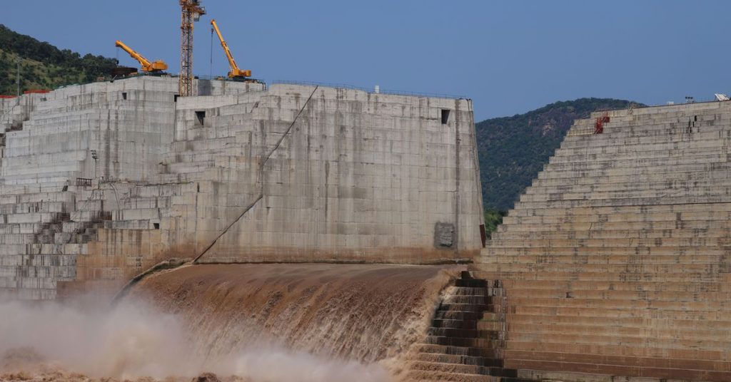 Эфиопия эксплуатирует турбины на гигантской гидроэлектростанции Нила.