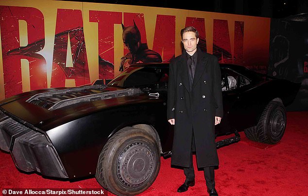 Восторженный обзор: Бэтмен открывается в кинотеатрах 4 марта, и американские критики приветствуют драму о супергероях, что составляет 87%. "Свежий" Рейтинг от критиков Rotten Tomatoes