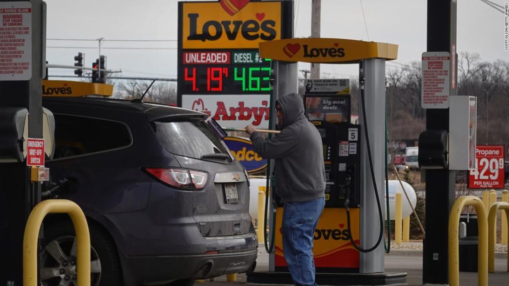 Цены на бензин резко выросли за ночь — самый большой скачок со времен урагана Катрина