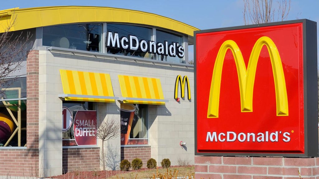 Призывы бойкотировать McDonald's и другие бренды после российского вторжения в Украину