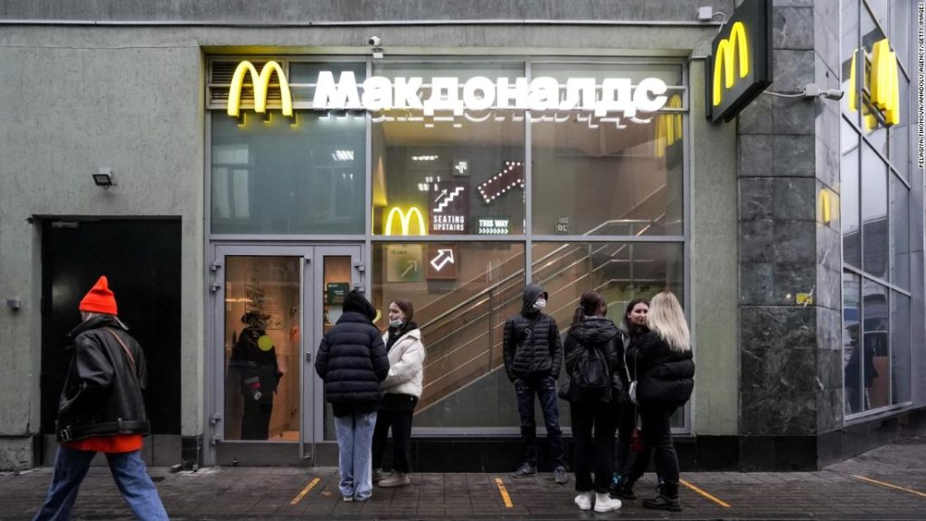 McDonald's временно закрывает русские рестораны
