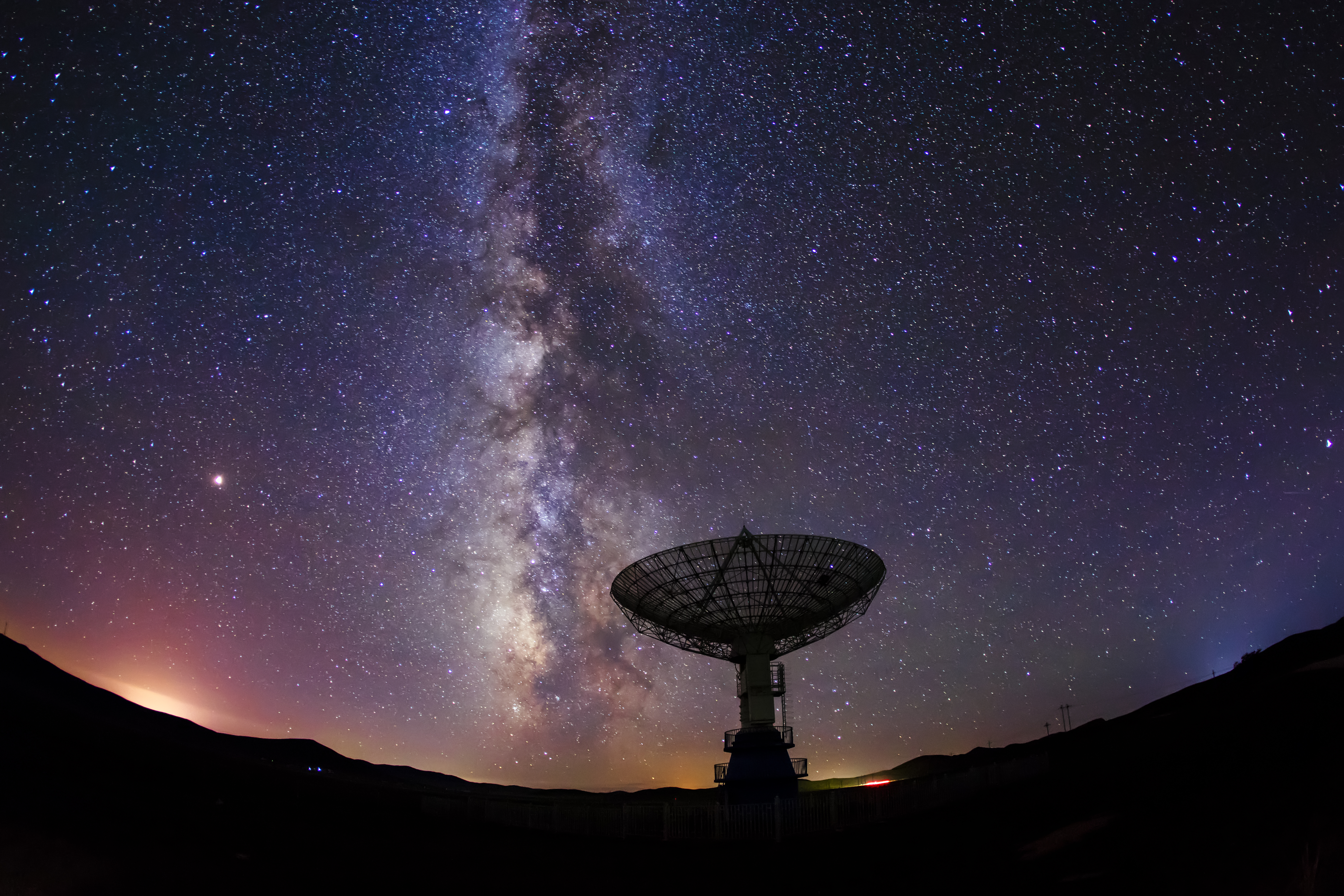 Радиотелескопы и Млечный Путь ночью