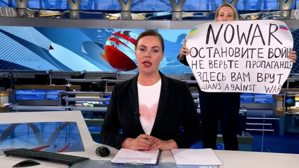 Антивоенный протестующий прервал прямую трансляцию российских государственных новостей, чтобы осудить вторжение в Украину