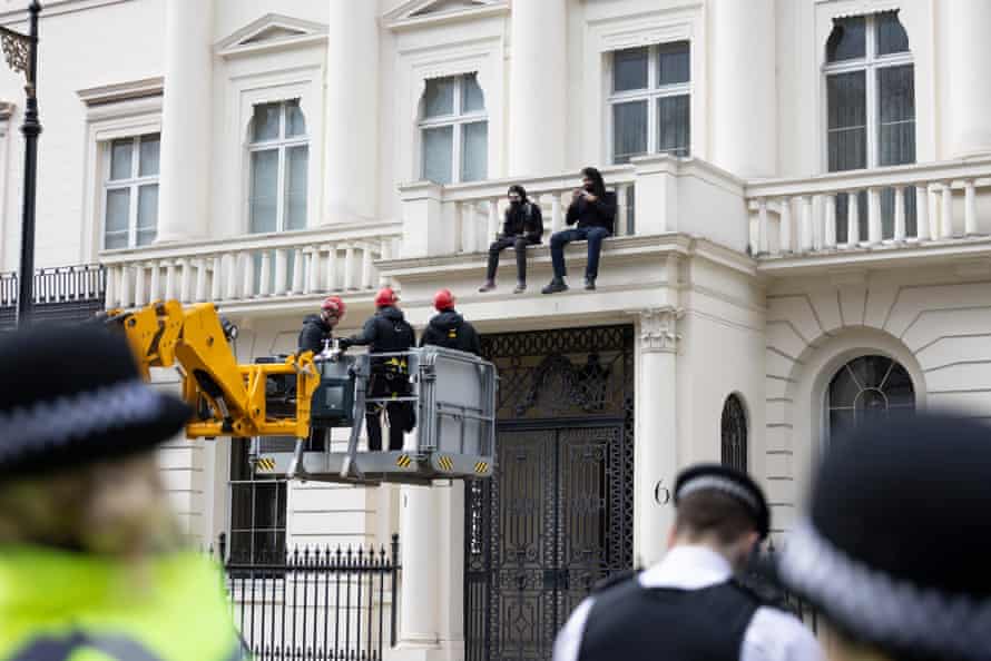 Протестующие недавно захватили особняк Олега Дерипаски стоимостью 25 миллионов фунтов стерлингов.