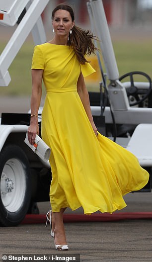 Кейт выглядела потрясающе в сшитом на заказ платье Roksanda с желтым ямайским флагом по прибытии в международный аэропорт Нормана Мэнли в Кингстоне.