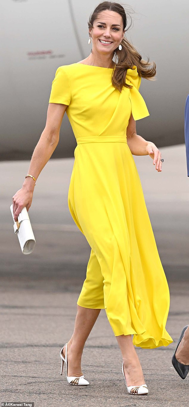 40-летняя Кейт (на фото) была одета в сшитое на заказ платье Roksanda желтого цвета с ямайским флагом, когда приземлилась в стране вместе с 39-летним герцогом Кембриджским.