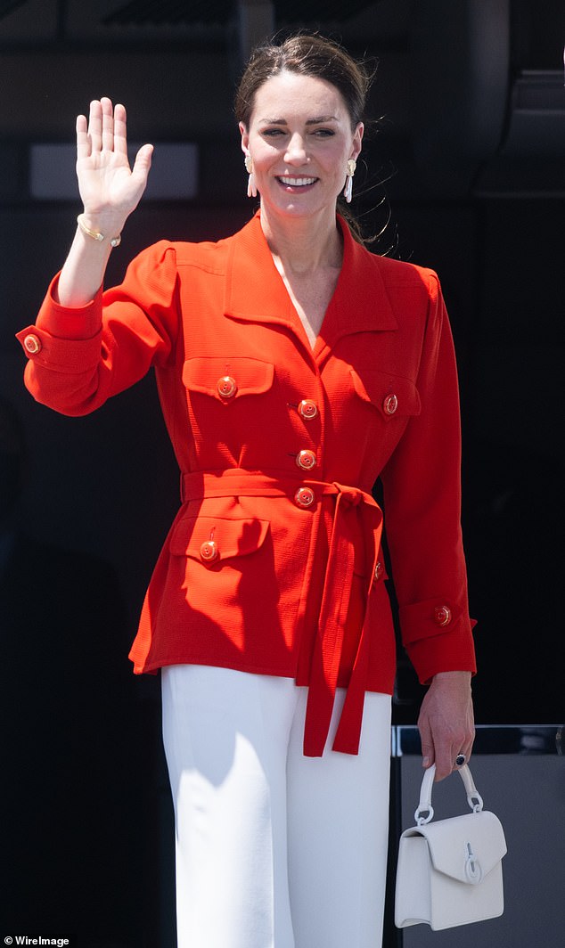 Когда сегодня утром она прилетела на Ямайку из Белиза, члены королевской семьи надели винтажную красную куртку Yves Saint Laurent (на фото), которую она купила во время учебы в Сент-Эндрюсском университете, где она познакомилась с принцем Уильямом два десятилетия назад.