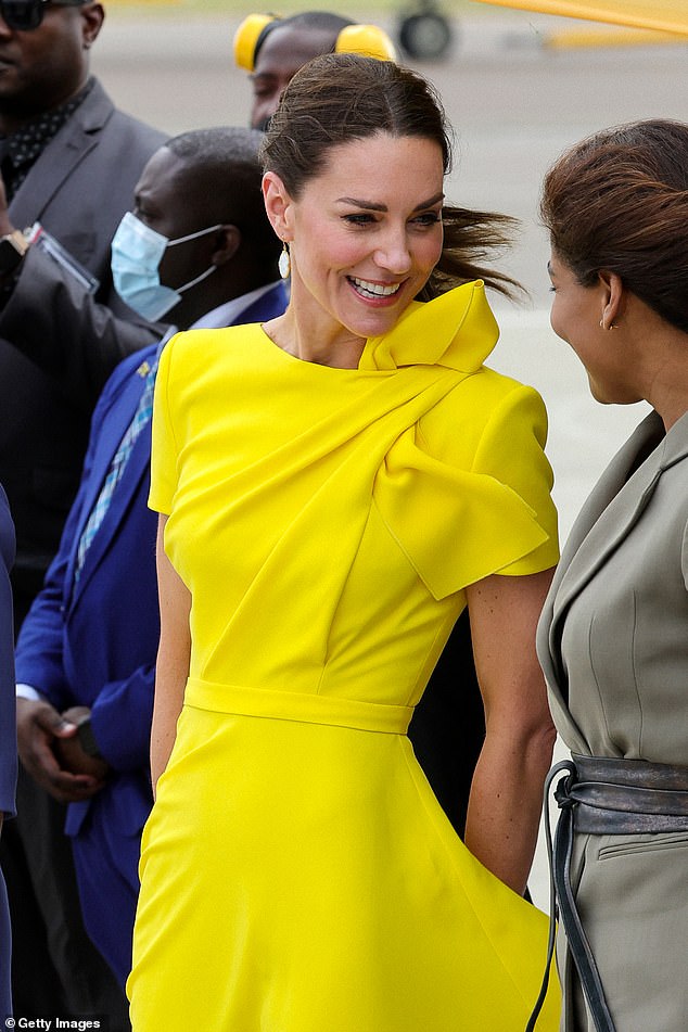 Сшитое на заказ изделие Кейт с лифом с запахом и пышной юбкой, похоже, было вдохновлено дизайнерским велюровым платьем миди Brigitte стоимостью 1095 фунтов стерлингов.