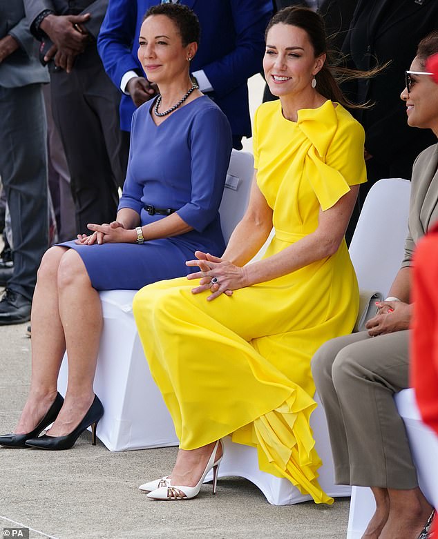 Мать троих детей еще раз продемонстрировала свою страсть к дипломатической одежде в желтом платье, дополнив его белыми туфлями на каблуке Aquazzura с вырезами в золотую полоску.