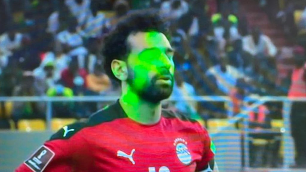 Мохамед Салах не реализовал пенальти после того, как болельщики посветили ему в лицо лазером, Египет выбыл из чемпионата мира