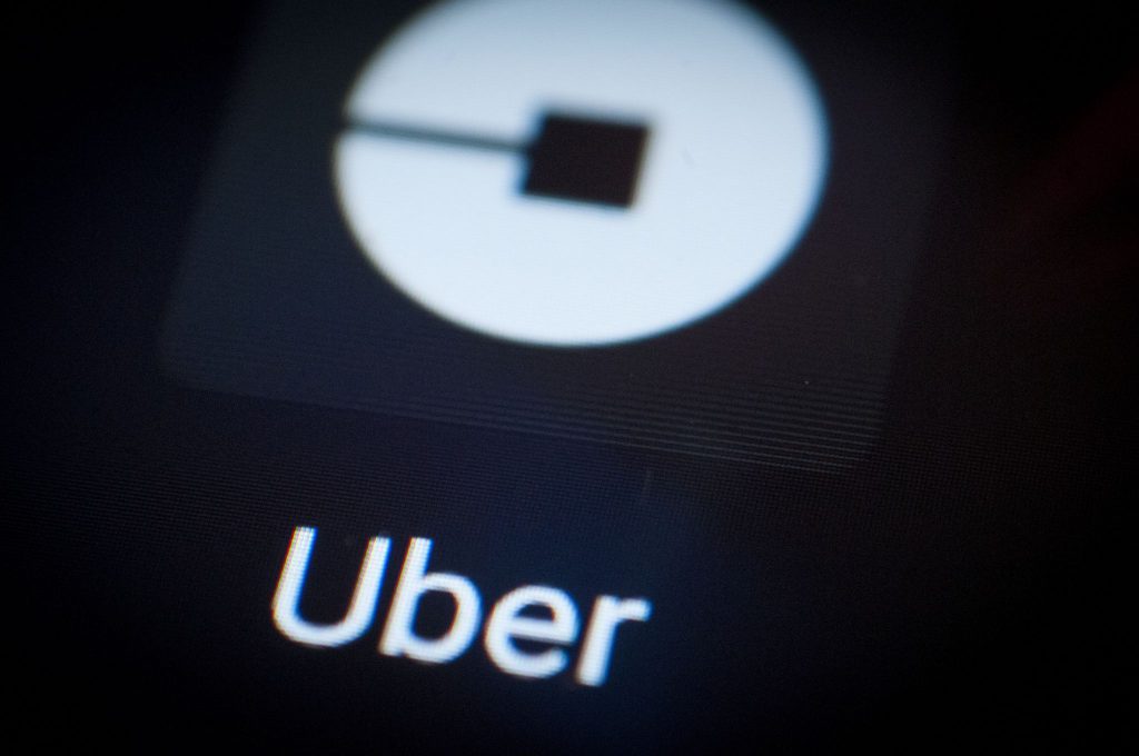 Uber добавит временные доплаты за поездки и доставку еды из-за роста стоимости бензина