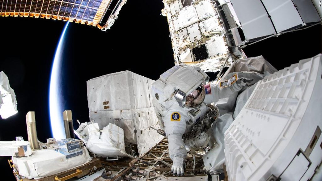 Астронавты НАСА выходят в открытый космос, чтобы обеспечить модернизацию космической станции