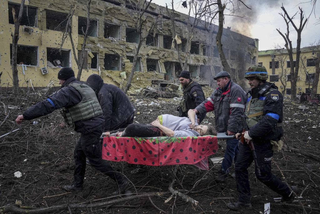Беременная женщина и младенец погибли после того, как Россия разбомбила родильный дом