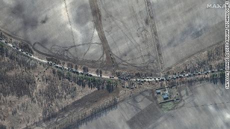 Спутниковые снимки Maxar Technologies показывают колонну 28 февраля. 