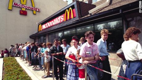 Россияне стоят в очереди у ресторана быстрого питания McDonald's в Москве, 1990 год. 