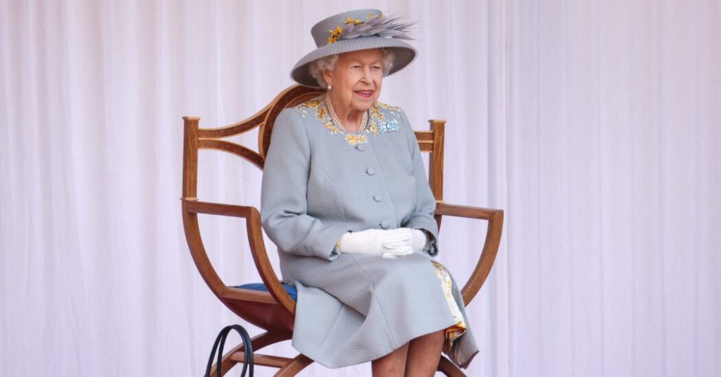 Королева Елизавета возобновила работу после паники из-за коронавируса