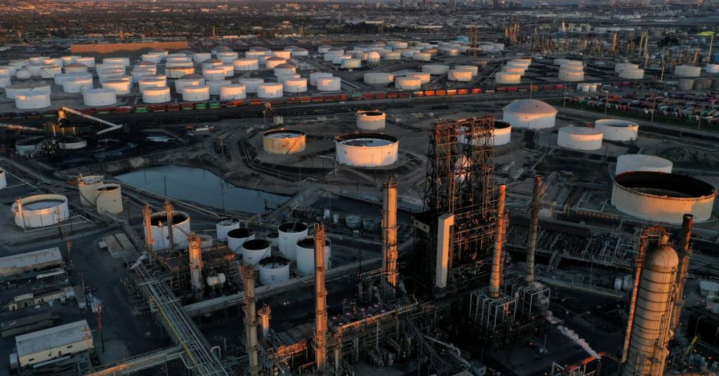 Нефть подскочила, поскольку ЕС настаивает на введении российского эмбарго, а производство саудовских нефтеперерабатывающих заводов сокращается