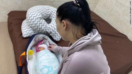 Украинская суррогатная мать Виктория неделю назад родила паре, проживающей за границей.