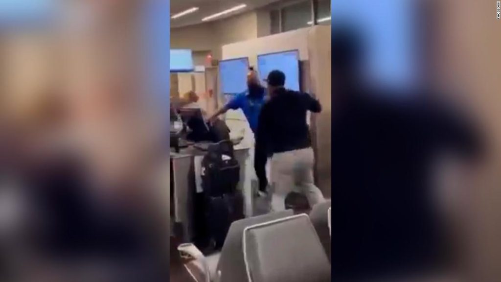 Полиция сообщает, что мужчина ударил сотрудника Southwest в аэропорту Атланты.