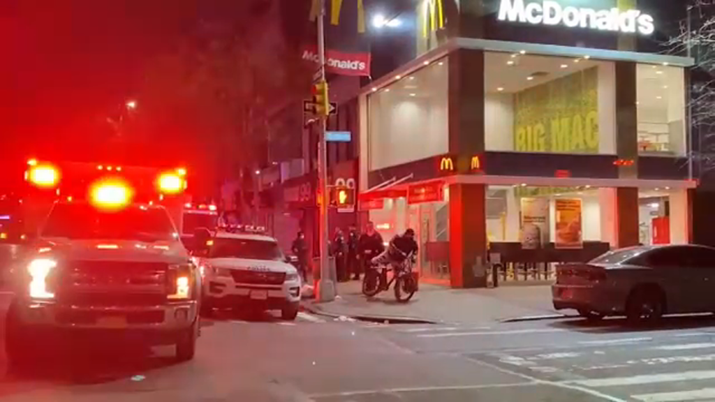 Преступление в Нью-Йорке: работник McDonald's получил ножевое ранение, защищая коллег в Восточном Гарлеме