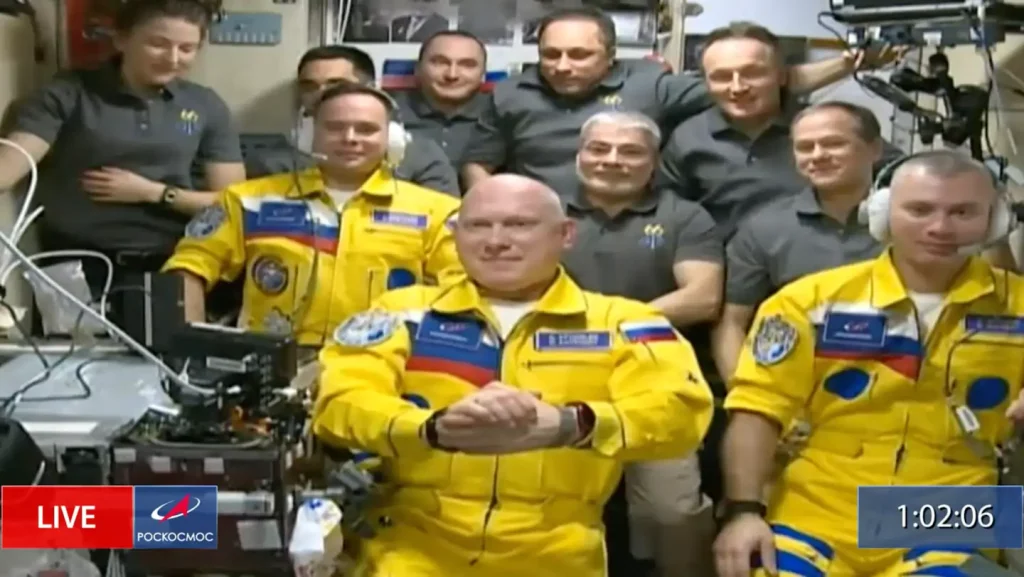 Российские космонавты прибывают на Международную космическую станцию ​​в цветах украинского флага.