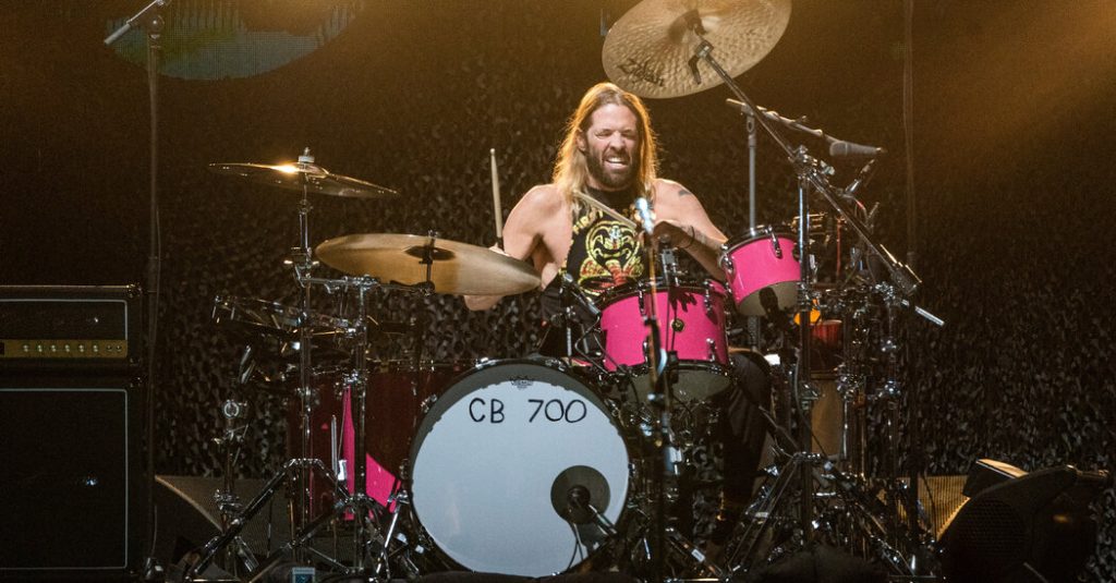 Тейлор Хокинс, барабанщик Foo Fighters, скончался в возрасте 50 лет