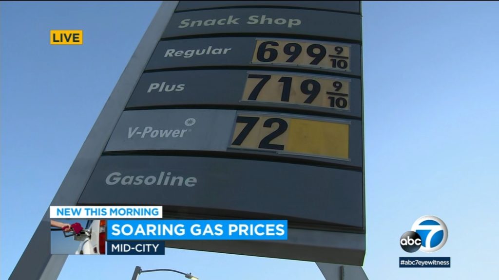 Цены на бензин в Лос-Анджелесе: по крайней мере, одна заправочная станция рядом с Олимпийским бульваром предлагает обычные цены на неэтилированный бензин в размере 6,99 доллара за галлон.