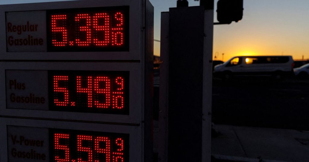Цены на бензин в США выросли до самого высокого уровня с 2008 года из-за конфликта с Россией, сообщает AAA.