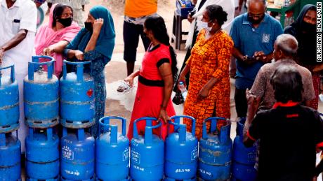 Жители Шри-Ланки проводят большую часть своего дня в ожидании топлива и газа, поскольку экономический кризис в стране углубляется.  