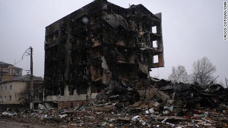 В городе Бурдянка к северо-западу от Киева разрушено несколько многоэтажных домов.