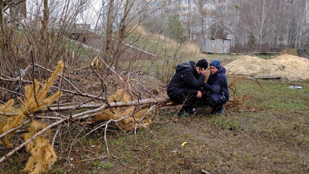 В братской могиле в Буче, Украина, зверства путинского вторжения все чаще стали разворачиваться
