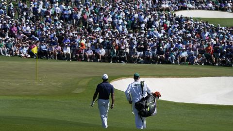 Вудс выходит на вторую лужайку во время тренировочного раунда чемпионата Masters Golf Championship в понедельник, 4 апреля 2022 года, в Огасте.